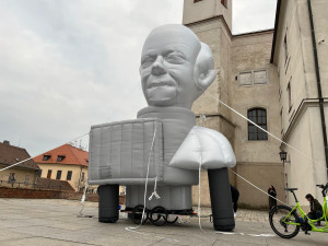 VIDEO: Na Špilberku odhalili obří sochu architekta Bohuslava Fuchse. Nafukovací dílo bude putovat po městě