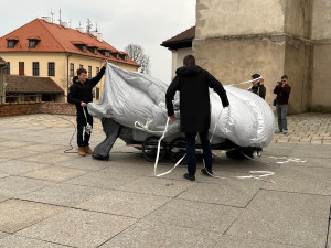 VIDEO: Na Špilberku odhalili obří sochu architekta Bohuslava Fuchse. Nafukovací dílo bude putovat po městě