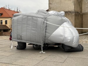 VIDEO: Na Špilberku odhalili obří sochu architekta Bohuslava Fuchse. Nafukovací dílo bude putovat po městě