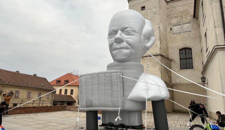 VIDEO: Na Špilberku odhalili obří sochu architekta Bohuslava Fuchse. Nafukovací dílo bude putovat po městě