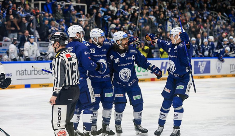 Kometa před vyprodanou halou porazila Vary a je jednu výhru od semifinále