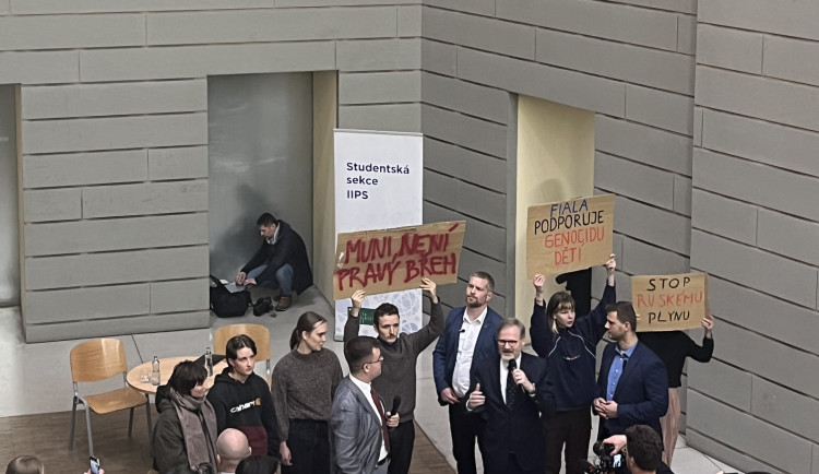 POLITICKÁ KORIDA: Odborná debata nebo kampaň? Zastupitelé reagují na vystoupení premiéra, které narušili studenti