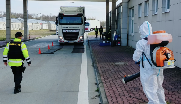 Kontroly nákladní dopravy kvůli slintavce a kulhavce jsou nově i na přechodech Hatě a Mikulov