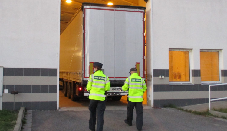 Muž převážel v kamionu přes 160.000 neznačených cigaret. Na D2 ho zadrželi jihomoravští celníci.