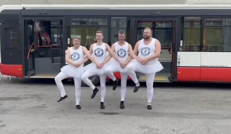VIDEO: Autobusáci z Brna tančí, na zkouškách se kvůli šichtám sejdou málokdy. Chceme lidi pobavit, vysvětlují
