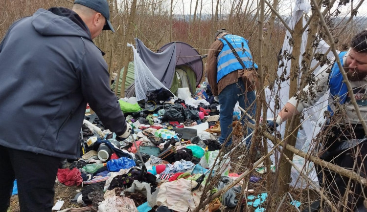 Brněnští strážníci se zapojili do akce Ukliďme Česko. Uklízeli v Králově Poli nebo Černovicích