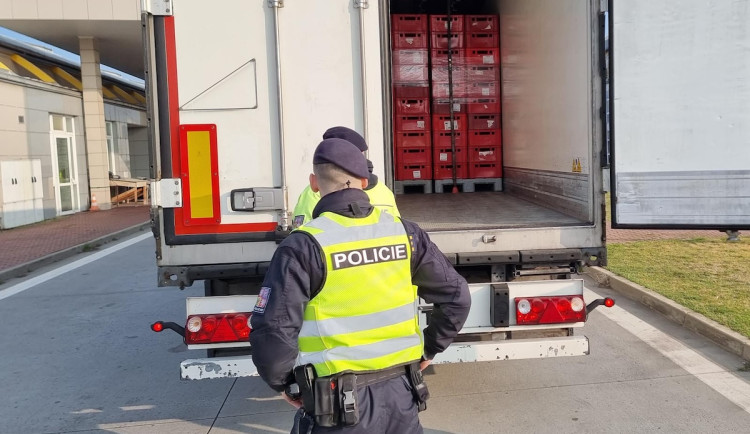 Policisté zkontrolovali na jihu Moravy kvůli slintavce 820 aut