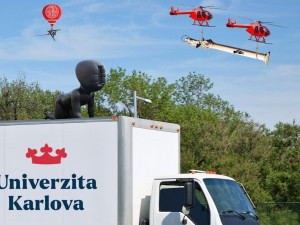 Hasiči na gigantických kobylkách nebo sběratelské figurky strážníků. Brno bylo plné aprílových žertů