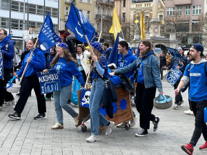 VIDEO: Studenti v Brně odstartovali majálesové oslavy. V centru metropole postavili májku