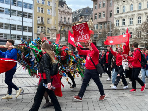 VIDEO: Studenti v Brně odstartovali majálesové oslavy. V centru metropole postavili májku
