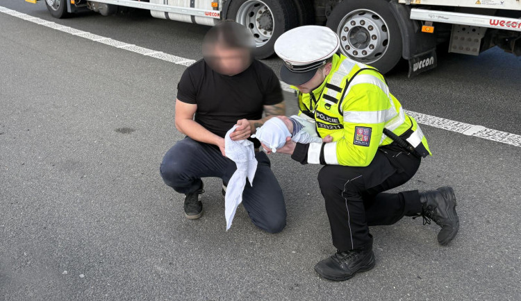 Řidič vyběhl z auta na dálnici u Brna s měsíčních chlapečkem, který nedýchal. Život mu zachránili policisté