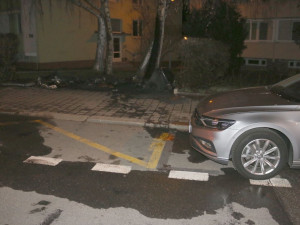 Muž zapálil tři kontejnery, aby se zahřál. Pak byl agresivní na policisty