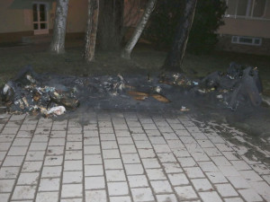 Muž zapálil tři kontejnery, aby se zahřál. Pak byl agresivní na policisty