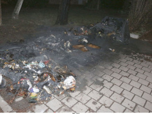 Muž zapálil tři kontejnery, aby se zahřál. Pak byl agresivní na policisty