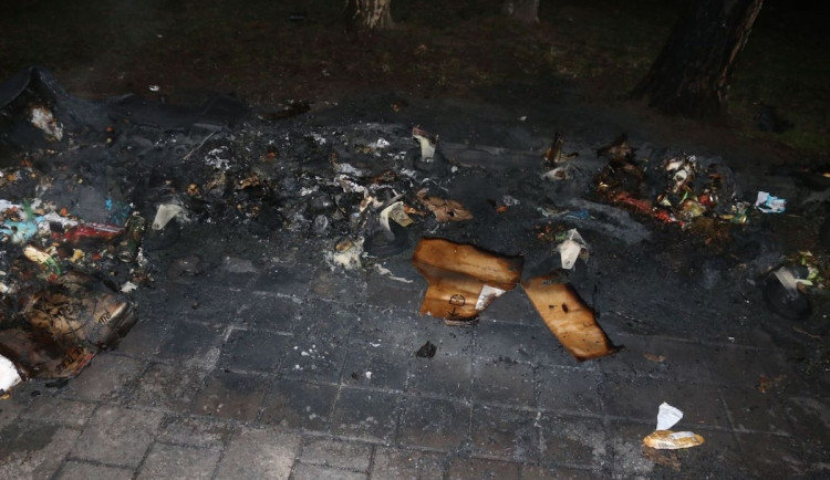 Muž zapálil tři kontejnery, aby se zahřál. Pak byl agresivní na policisty