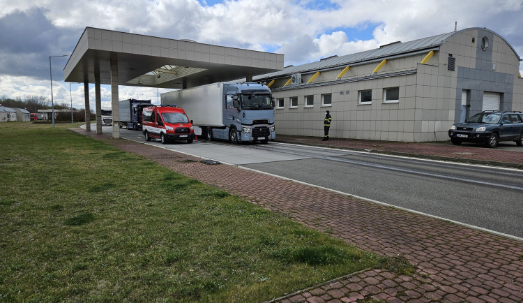 VIDEO: Policisté na jihu Moravy zkontrolovali kvůli slintavce za dva dny přes 4400 vozidel