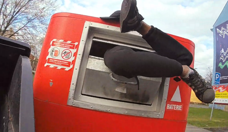 Pro nabíječku riskoval život i zdraví. Muž z Ostravy trčel z kontejneru na elektroodpad a povídal si se strážníky