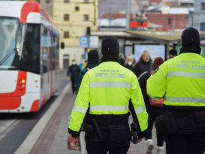 Žene v Brně spadly klíče do kanálu. Zavolala strážníky, kteří je vytáhli silným magnetem