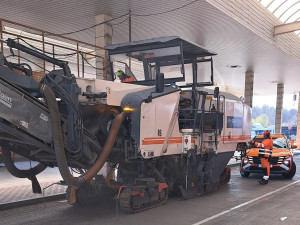 Silničáři na hraničním přechodu u Lanžhota chystají opatření proti slintavce. Frézují dezinfekční jámy