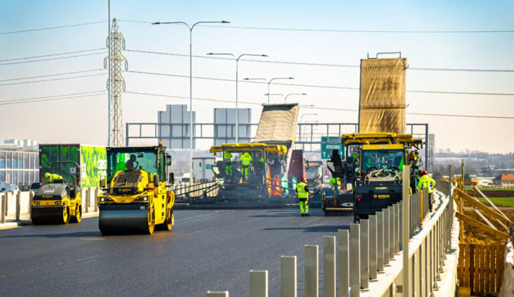 Po dálnici D1 v Brně se má od pondělí jezdit bez omezení. Bude mít šest pruhů