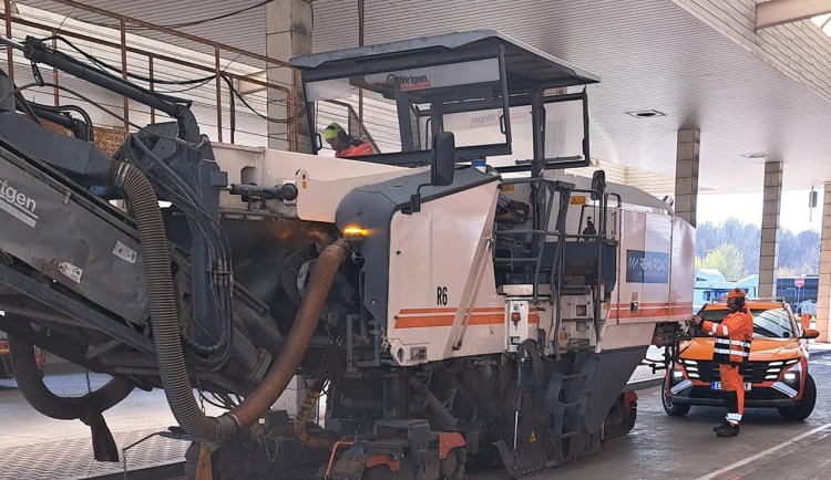 Silničáři na hraničním přechodu u Lanžhota chystají opatření proti slintavce. Frézují dezinfekční jámy