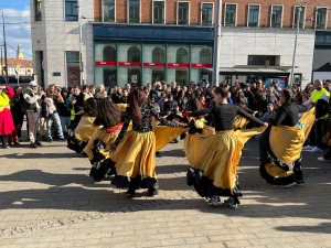 VIDEO: Romové v Brně oslavují svou kulturu. Za doprovodu hudby dotančili do centra města