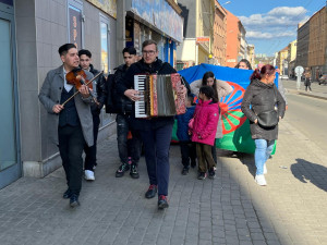 VIDEO: Romové v Brně oslavují svou kulturu. Za doprovodu hudby dotančili do centra města