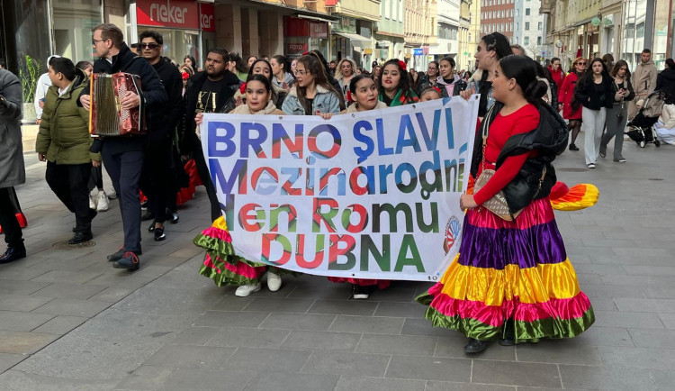 VIDEO: Romové v Brně oslavují svou kulturu. Za doprovodu hudby dotančili do centra města