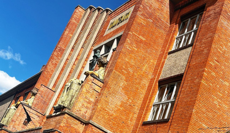 Dobrovolníci vezmou lidi v s duševním onemocněním v Královéhradeckém kraji za kulturou