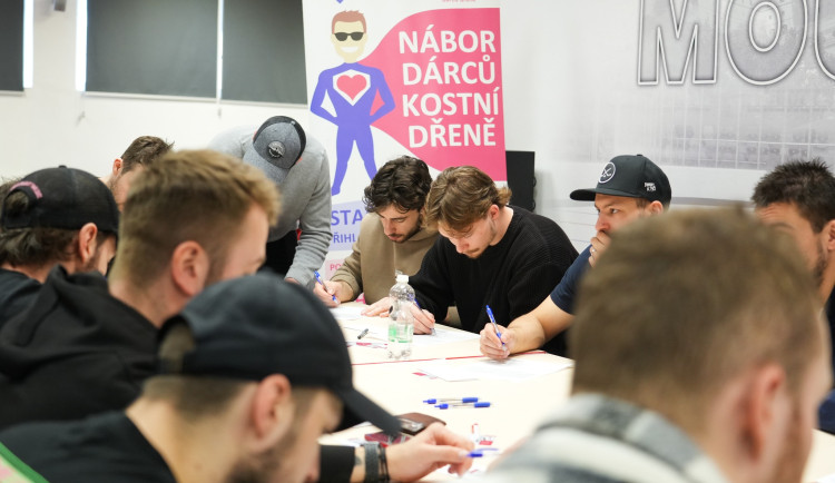 Stačí pár minut a můžeš zachránit život. Hradec dnes hledá nové dárce kostní dřeně