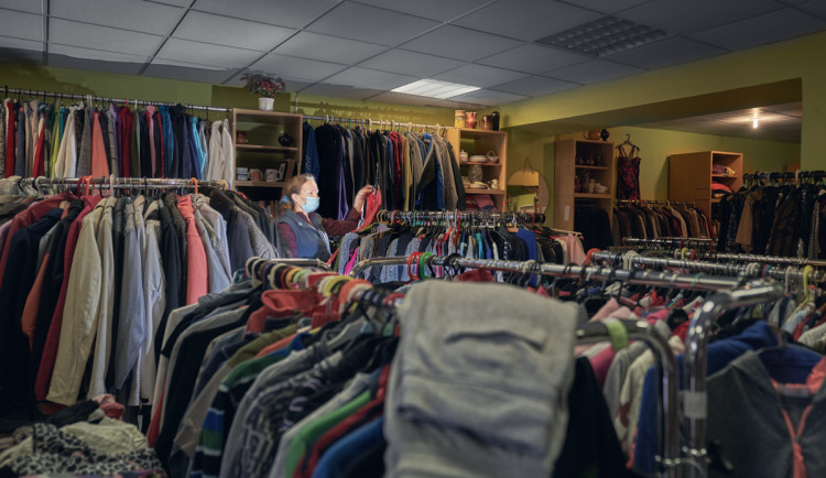 Diecézní charita Brno zavírá Textilní banku Baltazar. Její provoz byl neudržitelný