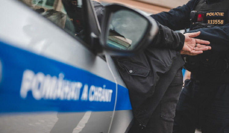 Kriminalisté dopadli muže obviněného ze tří trestných činů, může skončit na pět let za mřížemi