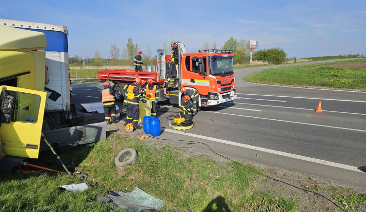 U Hrušek na Břeclavsku se střetl náklaďák s dodávkou. Jeden člověk zemřel