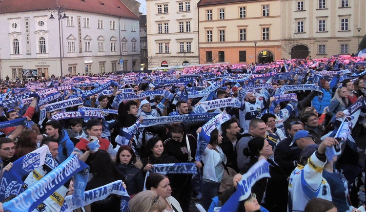 1000x1000-1492253735-modrobile-saly-na-zelnaku-autor-rene-rudzan_11zon