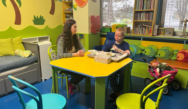 Za Antonínem chodí do nemocnice každý den maminka. 