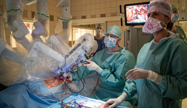 VIDEO: V Olomouci pomáhá operovat druhý da Vinci. Nemocnice rozšířila robotické centrum