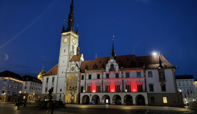 Olomoucká radnice či věž v zoo se rozzáří červeně. Na podporu hemofiliků