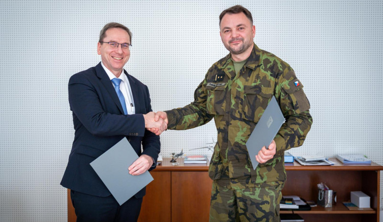 Brněnské VUT podepsalo memorandum s armádou. Studujícím poskytnou podmínky pro zapojení do aktivních záloh