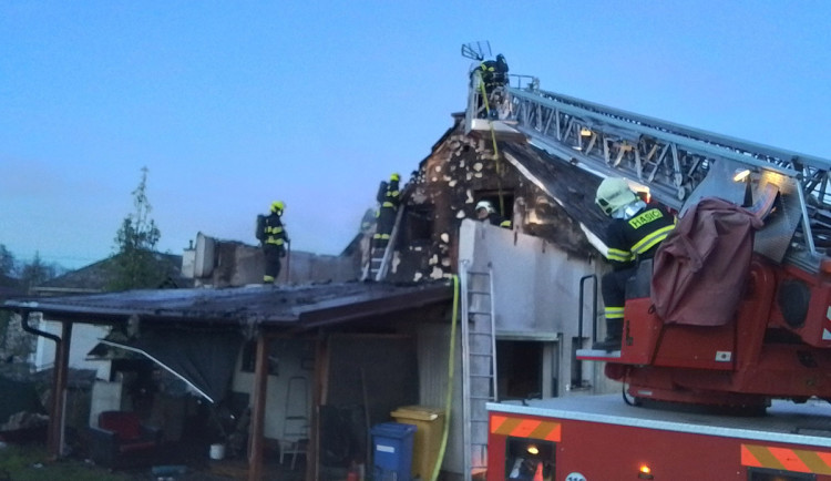 Požár garáže ohrožoval dům na Šumpersku, hasiči zabránili milionovým škodám