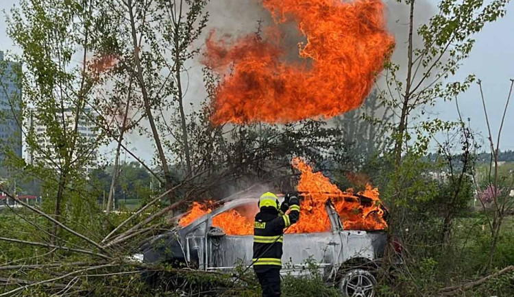 Policisté vyšetřují smrt v centru Brna. V ohořelém autě našli mrtvé tělo