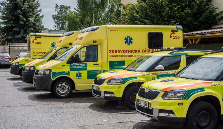 U Temelína se srazilo auto s motorkou. Řidiče letecky transportovali do nemocnice