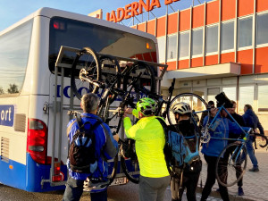Zaměstnanci elektrárny v Dukovanech jezdí do práce cyklobusem. Je stále oblíbenější