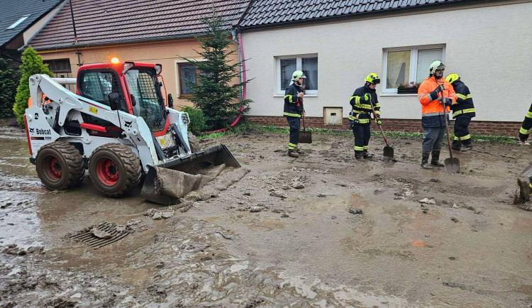 Přívalové deště zasáhly několik obcí na Hodonínsku. Hasiči museli odčerpávat vodu