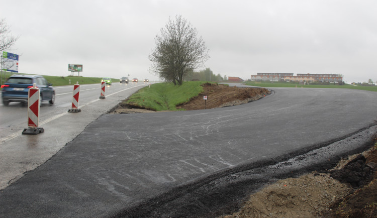 Náhradní silnice u Helenína je hotová, od půlky května po ní budou jezdit řidiči