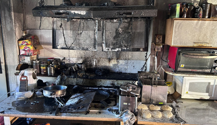 Na fotbalovém hřišti ve Svobodě nad Úpou uhasili požár dřív, než padla červená karta