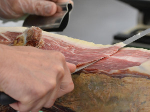 Z lednice padesátníka zmizelo šedesát kilo uzenin. Zloděj přibral i zeleninu