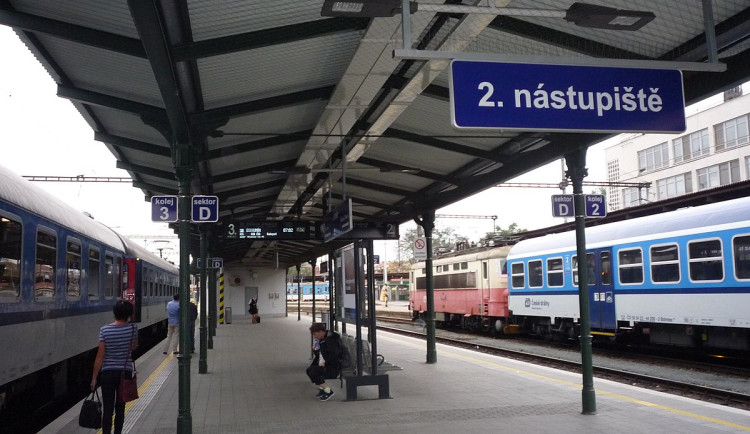 1200px-Hlavní_nádraží_Brno_-_2.nástupiště