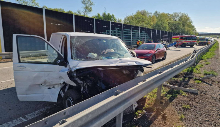 Na dálnici u Příbora se v úterý ráno srazila tři auta. Provoz byl před polednem obnoven