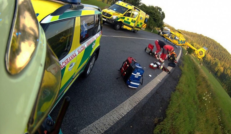 Tragická nehoda v Doksech. Motocyklista zemřel po střetu s autem