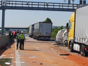 Nehoda dodávky a náklaďáku zastavila provoz na D2 ve směru na Bratislavu